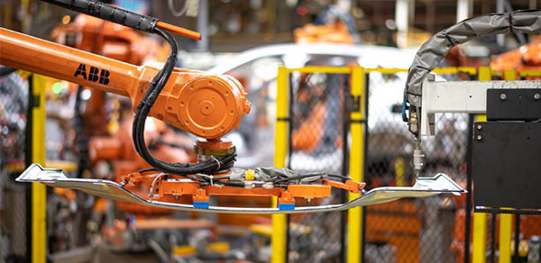 福特汽车智慧生产线使用RFID电子标签在每一个零件上做标记